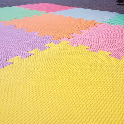 Interlocking foam play mat